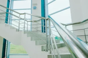 75734911-plan-rapproché-escalier-en-colimaçon-et-garde-corps-en-acier-inoxydable-d-un-bâtiment-moderne